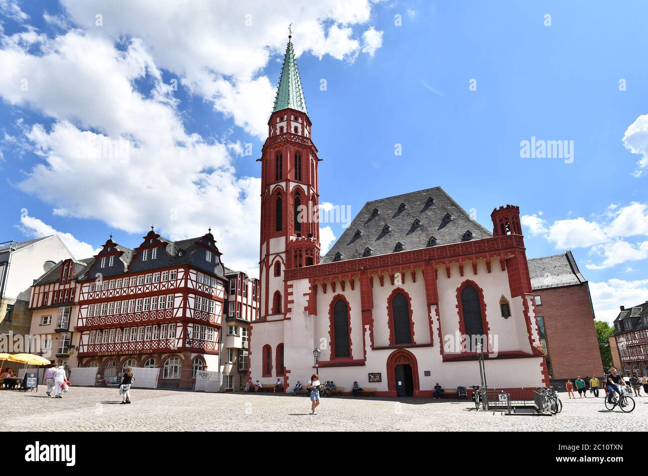 Frankfurt am Main, Deutschland - Juni 2020: Alte St. Nikolaus-Kirche, eine mittelalterliche lutherische Kirche in der Altstadt Stockfoto