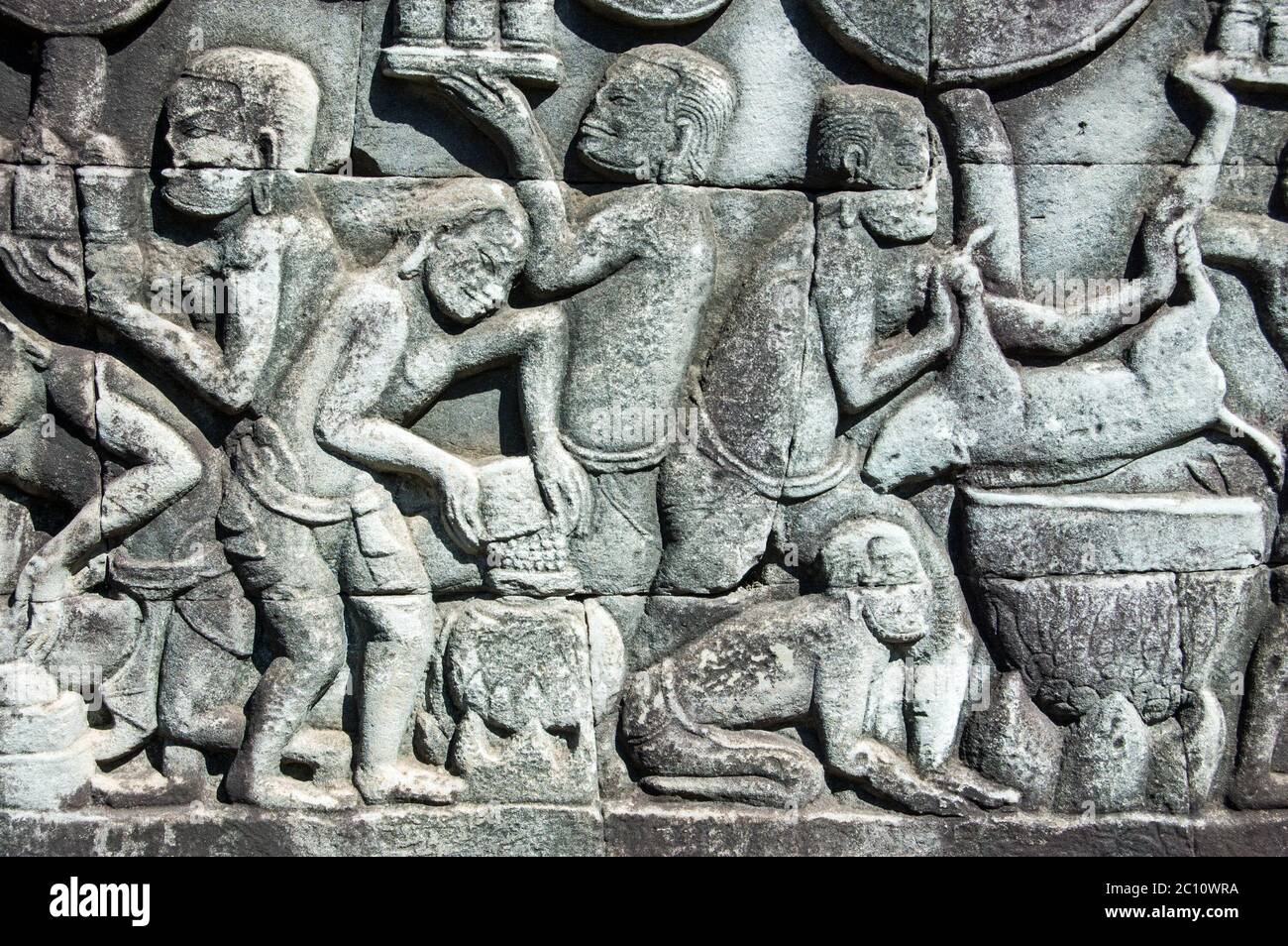 Alte Relief-Schnitzerei mit Khmer-Leuten beim Kochen. Frieze im Bayon Tempel, Angkor Thom, Siem Reap, Kambodscha. Stockfoto