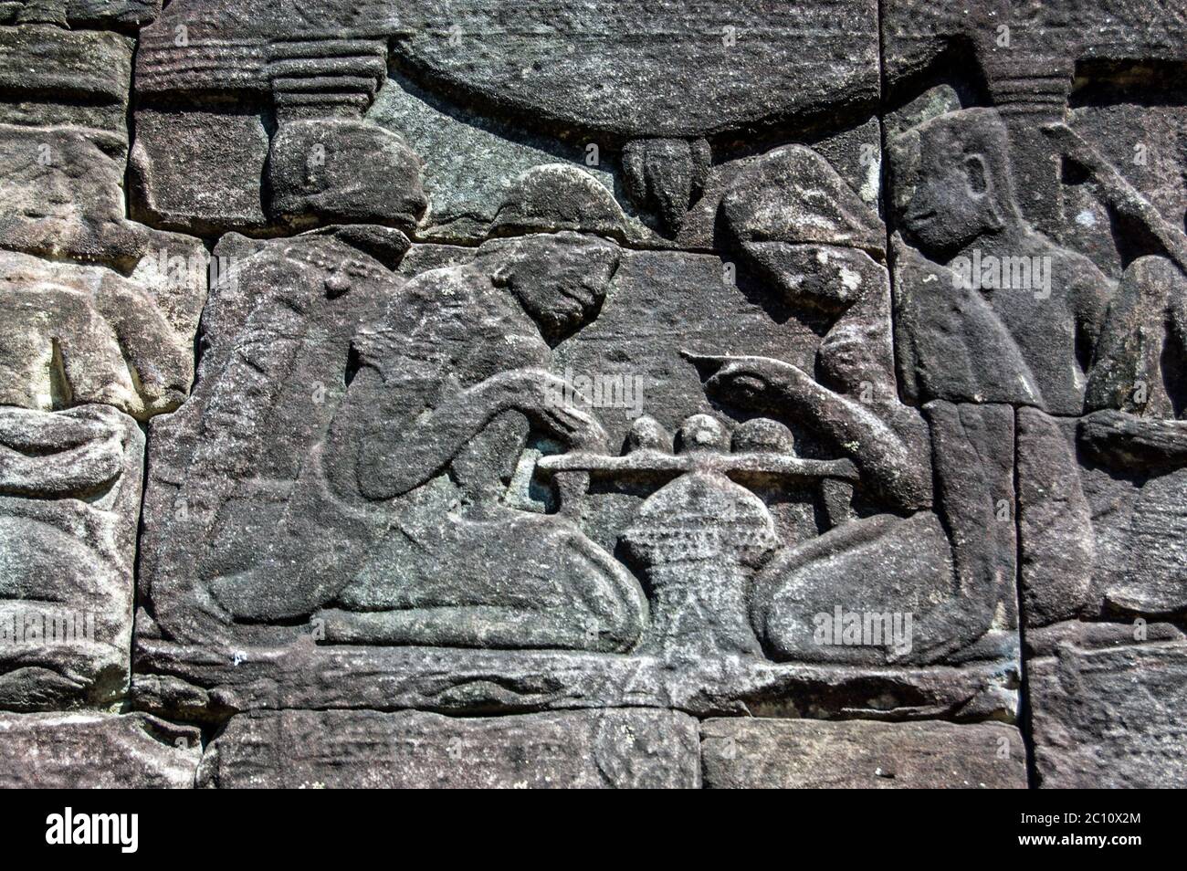 Antiker Khmer Bas Relief Fries, der zwei Männer beim Schachspielen zeigt. Mauer des Bayon-Tempels, Angkor Thom, Siem Reap, Kambodscha. Stockfoto