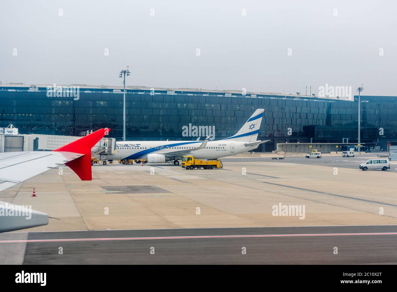 El Al Israel Airlines Boeing 737-8Q8 am Gate des internationalen Flughafens Wien. Stockfoto