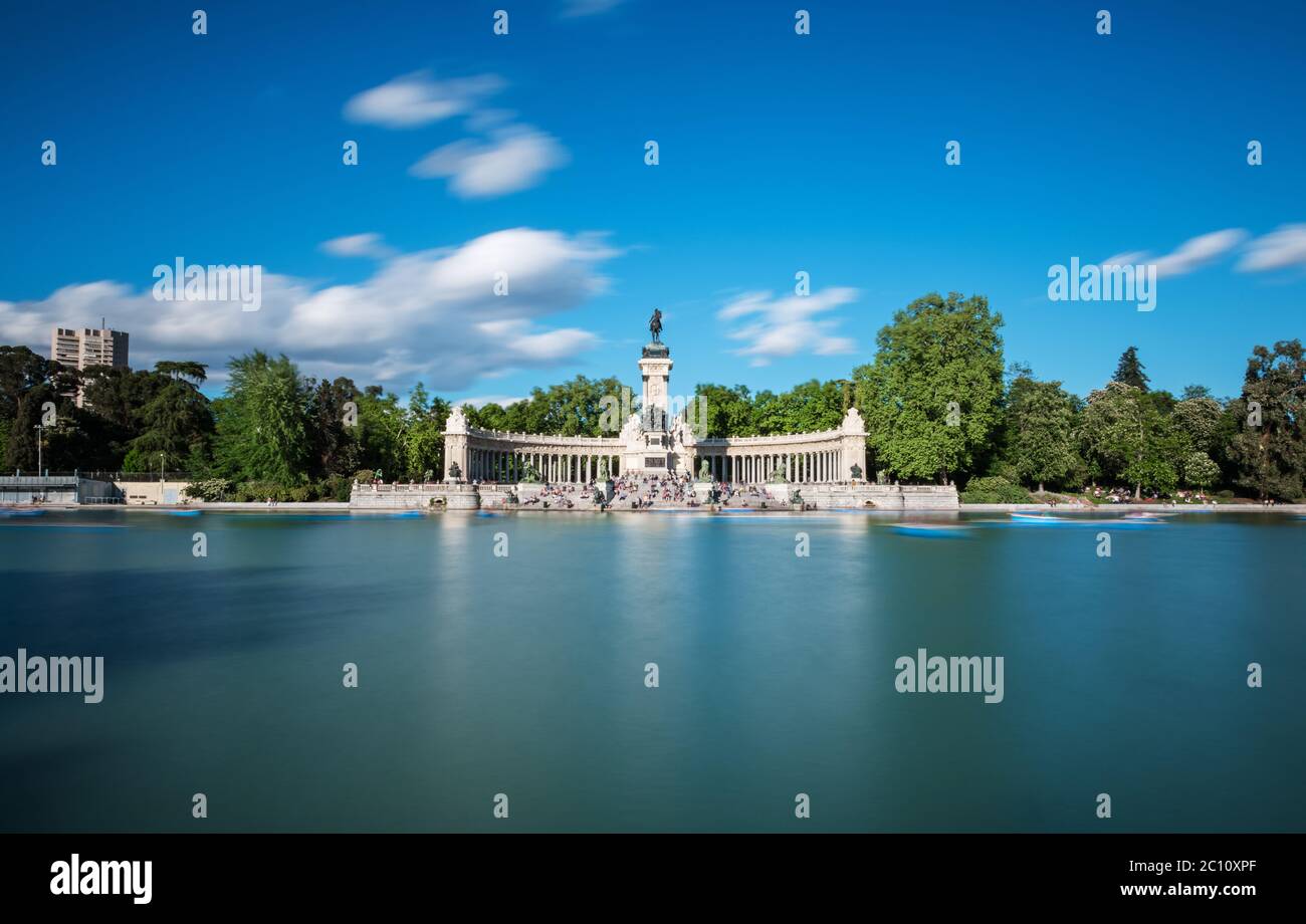 Großer Teich und Denkmal für Alfonso XII im Retiro Park (Parque del Buen Retiro) in Madrid im frühen Frühjahr. Lange Belichtung. Stockfoto