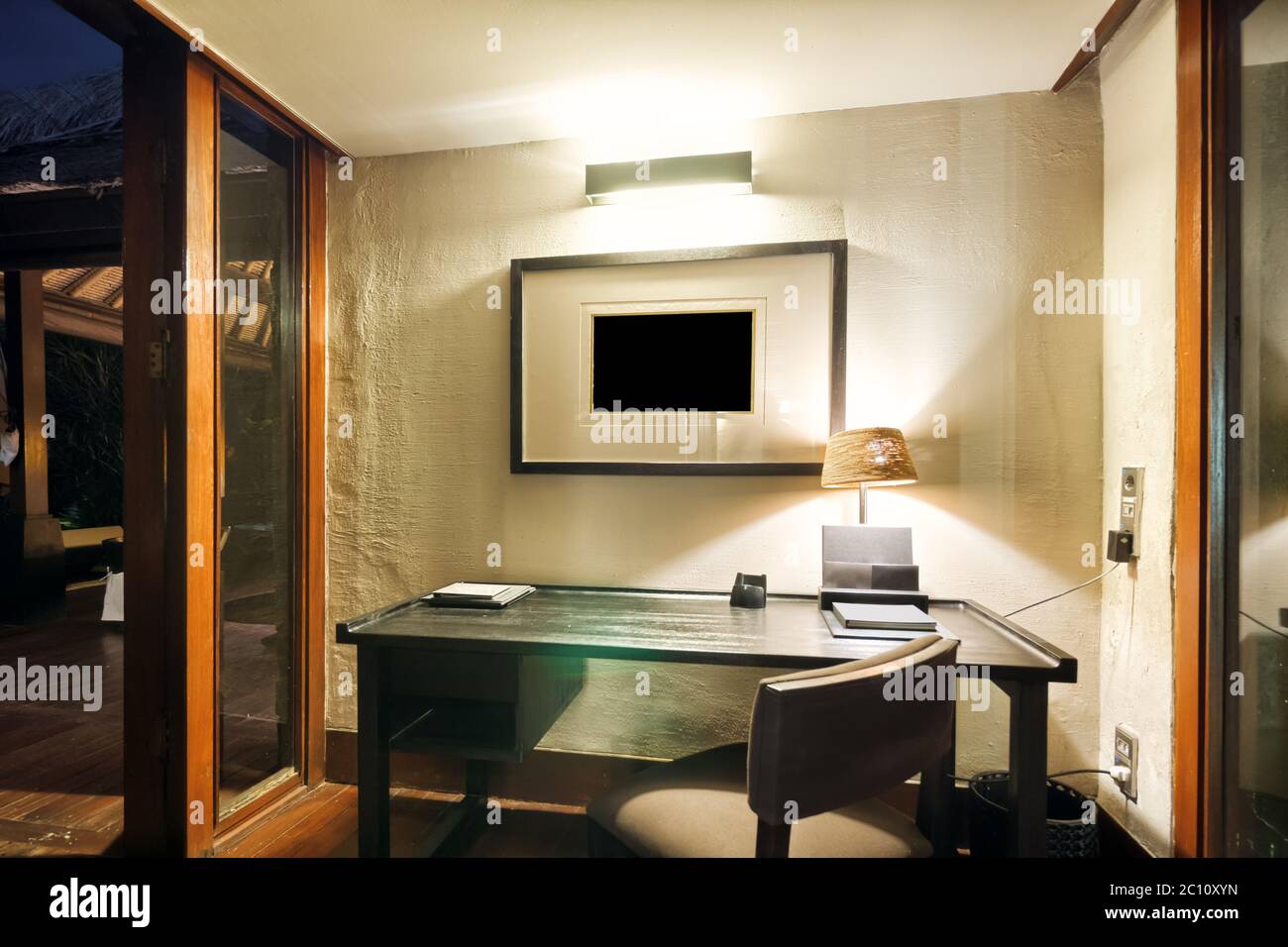 Großen Tisch in kleinen Studie Stockfoto