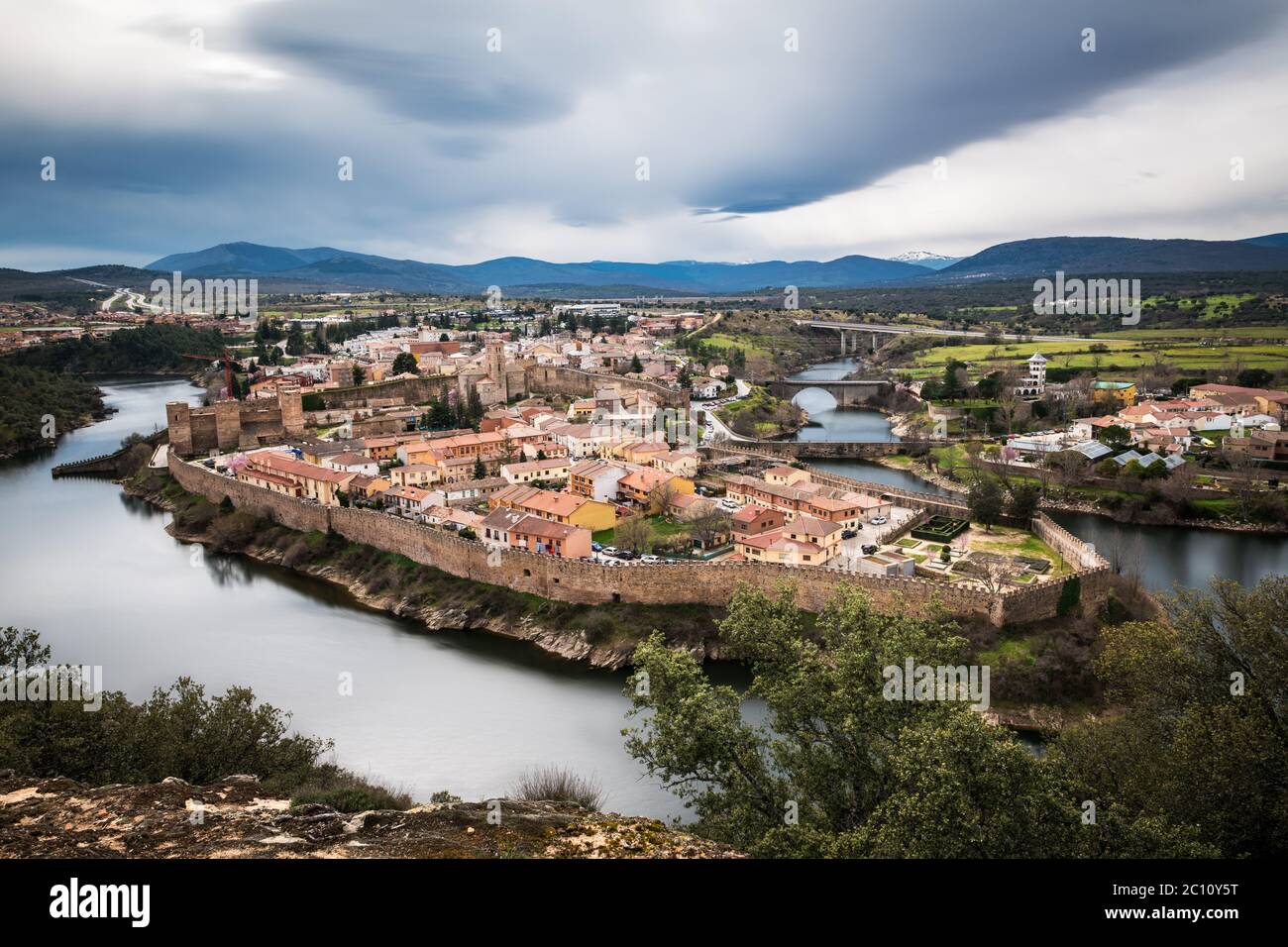 Luftaufnahme von Buitrago del Lozoya, einem gut erhaltenen historischen Dorf in der Nähe von Madrid, umgeben vom Fluss Lozoya, mit der Bergkette Guadarrama Stockfoto