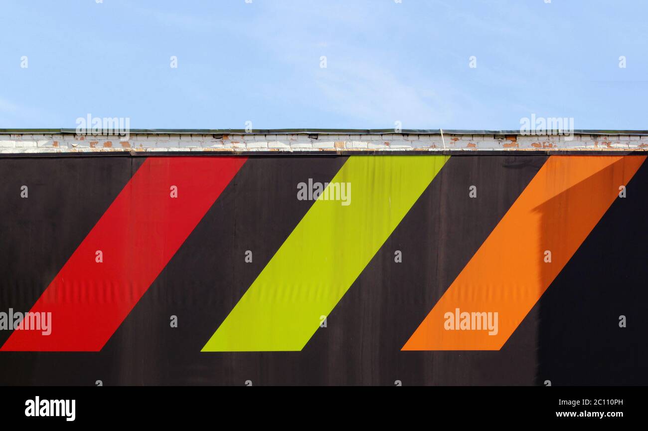 farbige Formen auf einem schwarzen Hintergrund die Schule Mauer Stockfoto