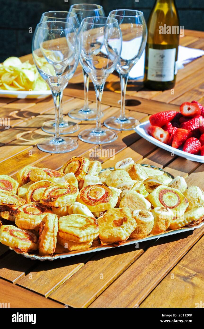 Servieren Tisch Wit Wein Pizza und Erdbeere Stockfoto