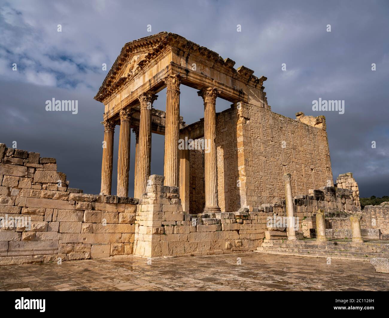 Der Tempel des Jupiter oder das Kapitol, das wichtigste stehende Gebäude der antiken römischen archäologischen Stätte von Dougga (Thugga), Tunesien Stockfoto