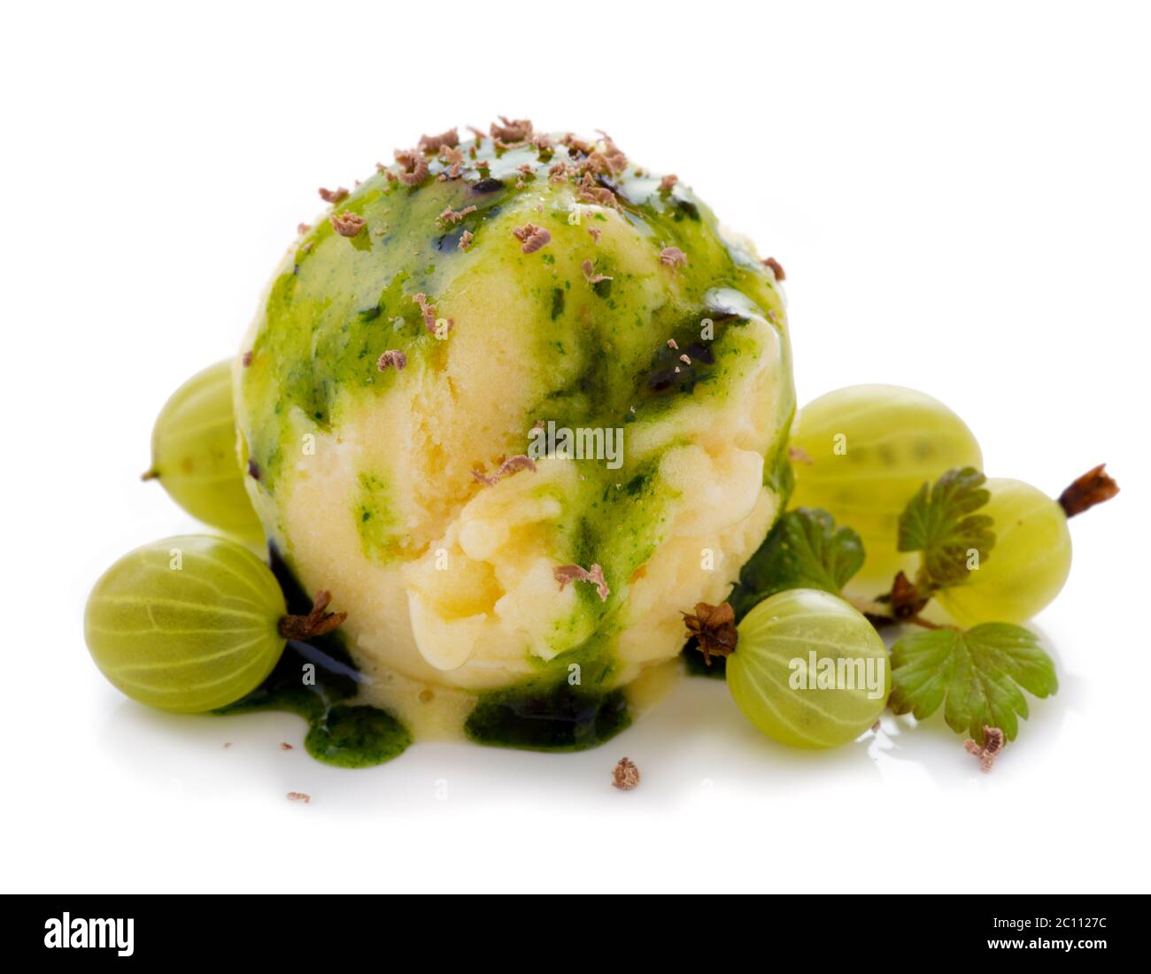 Vanilleeis Dessert mit Stachelbeeren. Stockfoto