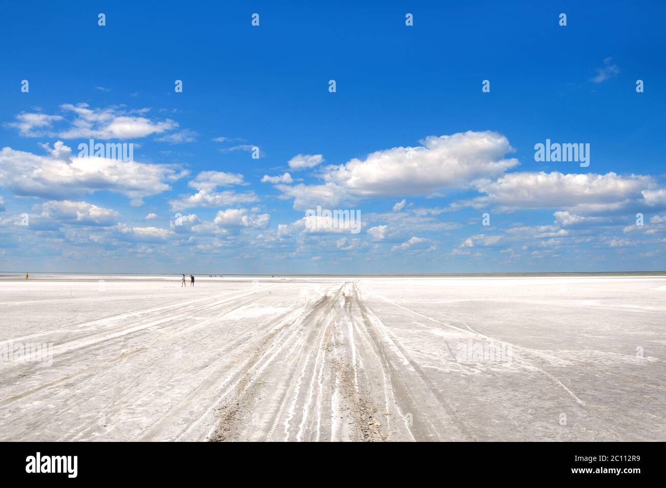 Der Weg zum Elton See, dem größten Salzsee Europas, liegt in Russland im Wolgograd Oblast Stockfoto