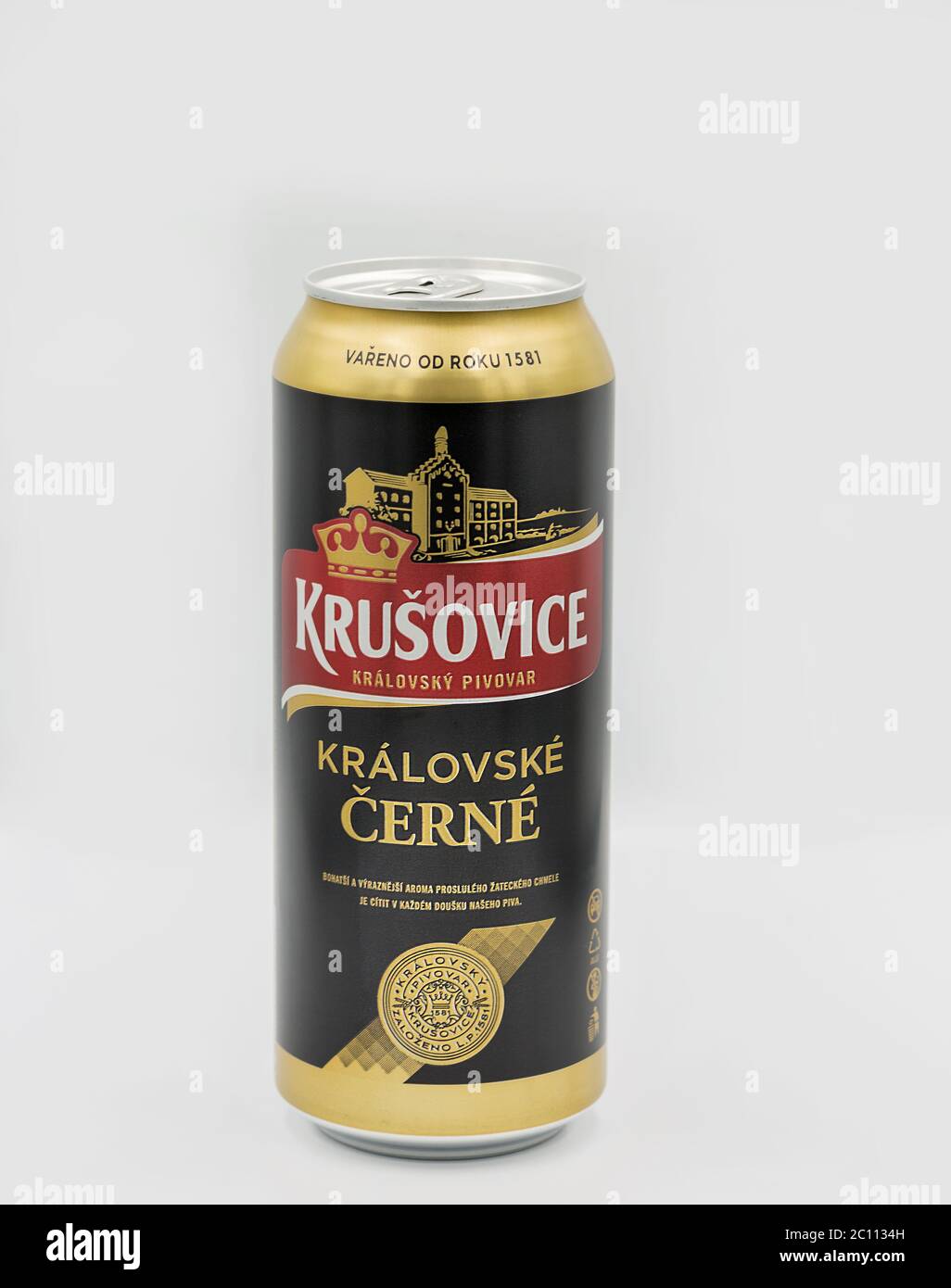 KIEW, UKRAINE - 19. MAI 2020: Studioaufnahme von Krusovice Böhmisches dunkles Bier kann sich gegen weißen Untergrund verschließen. Die Tschechische Republik hat das höchste Bier c Stockfoto