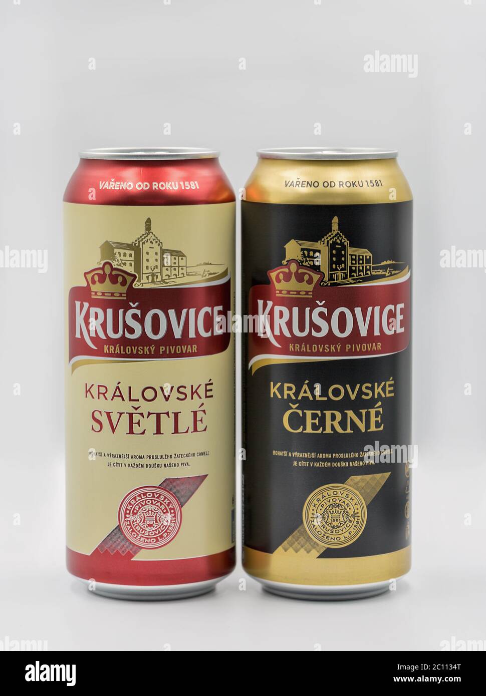 KIEW, UKRAINE - 19. MAI 2020: Studioaufnahme von Krusovice Böhmische dunkle und helle Bierdosen in Nahaufnahme gegen weißen Untergrund. Die Tschechische Republik hat die hig Stockfoto