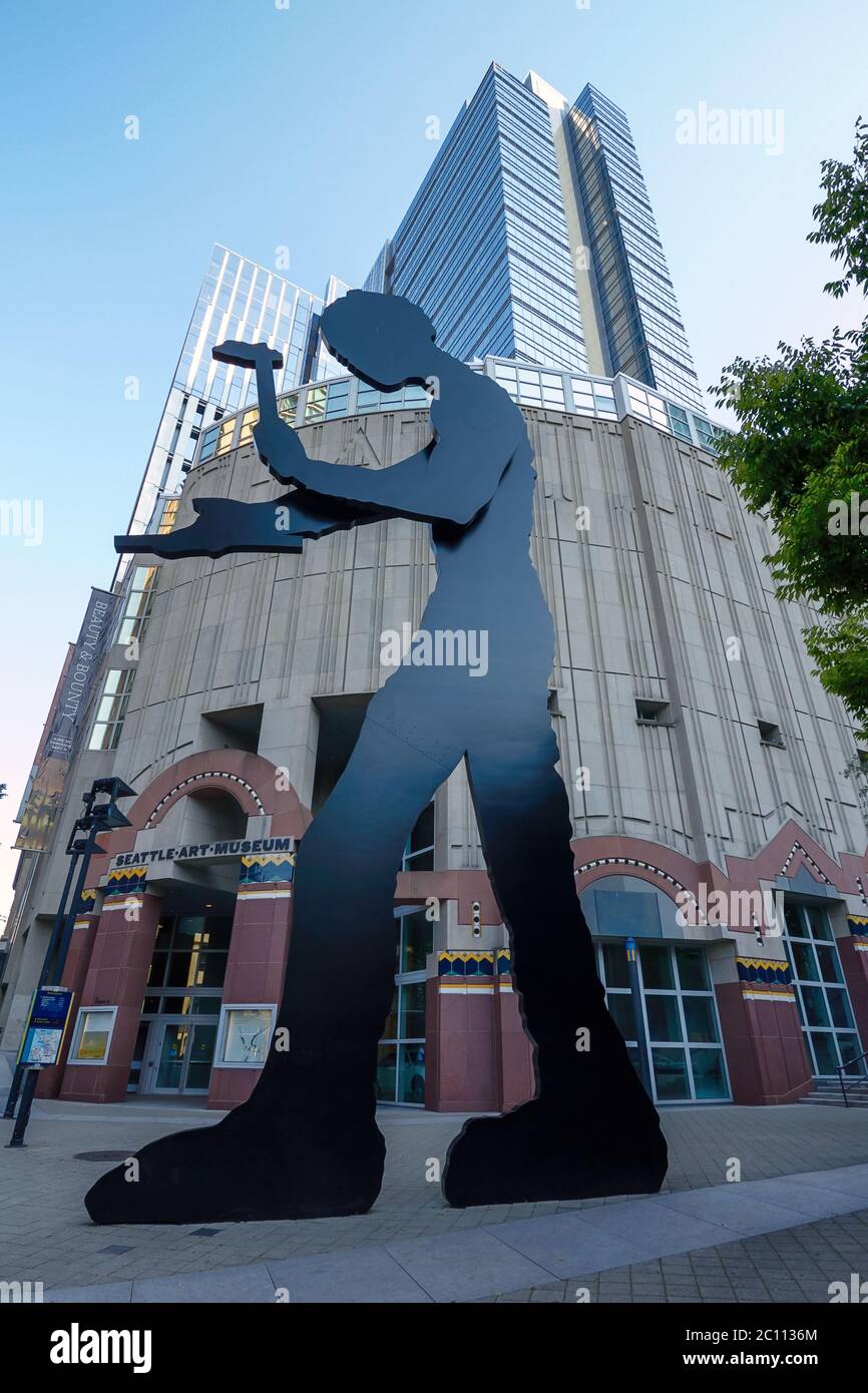 Kunstwerk des hämmernden Mannes vor dem Seattle Art Museum in Washington, USA Stockfoto
