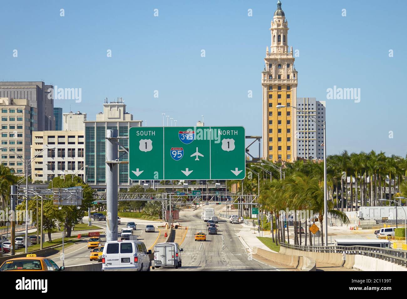 Verkehr am Freedom Tower und Miami Downtown vom Port Boulevard Stockfoto