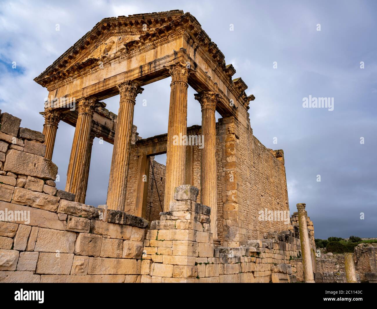Der Tempel des Jupiter oder das Kapitol, das wichtigste stehende Gebäude der antiken römischen archäologischen Stätte von Dougga (Thugga), Tunesien Stockfoto
