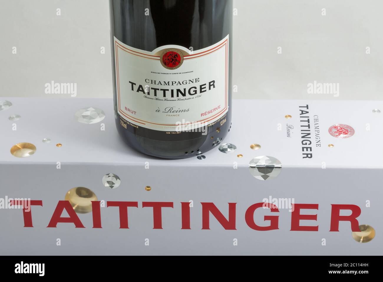 KIEW, UKRAINE - 28. März 2020: Taittinger Champagnerflasche und Box Nahaufnahme vor weißem Hintergrund. Taittinger ist eine französische Weinfamilie, die famo ist Stockfoto