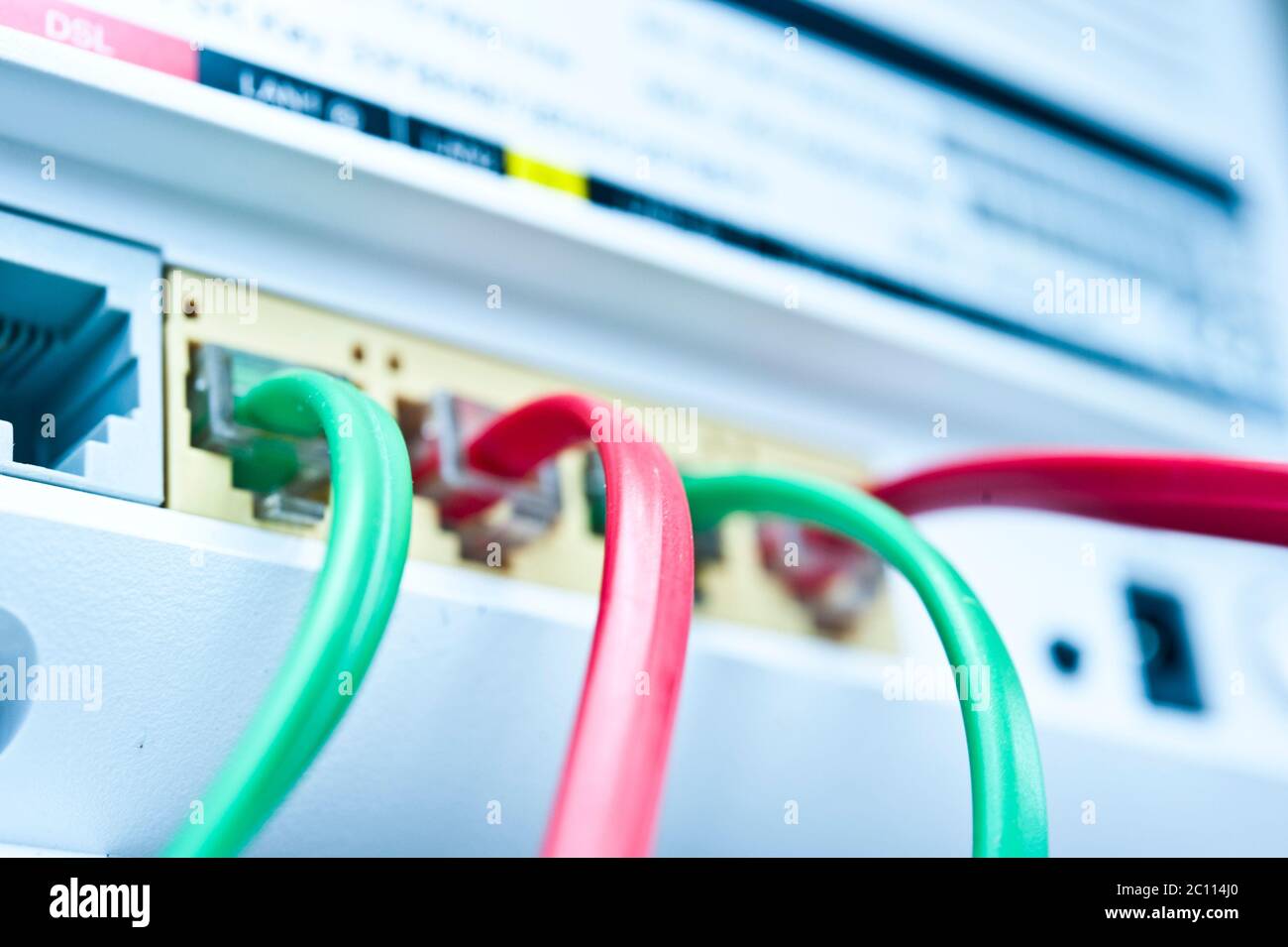 Buchsen und Kabel auf der Rückseite eines Breitband-Ethernet-Routers Stockfoto