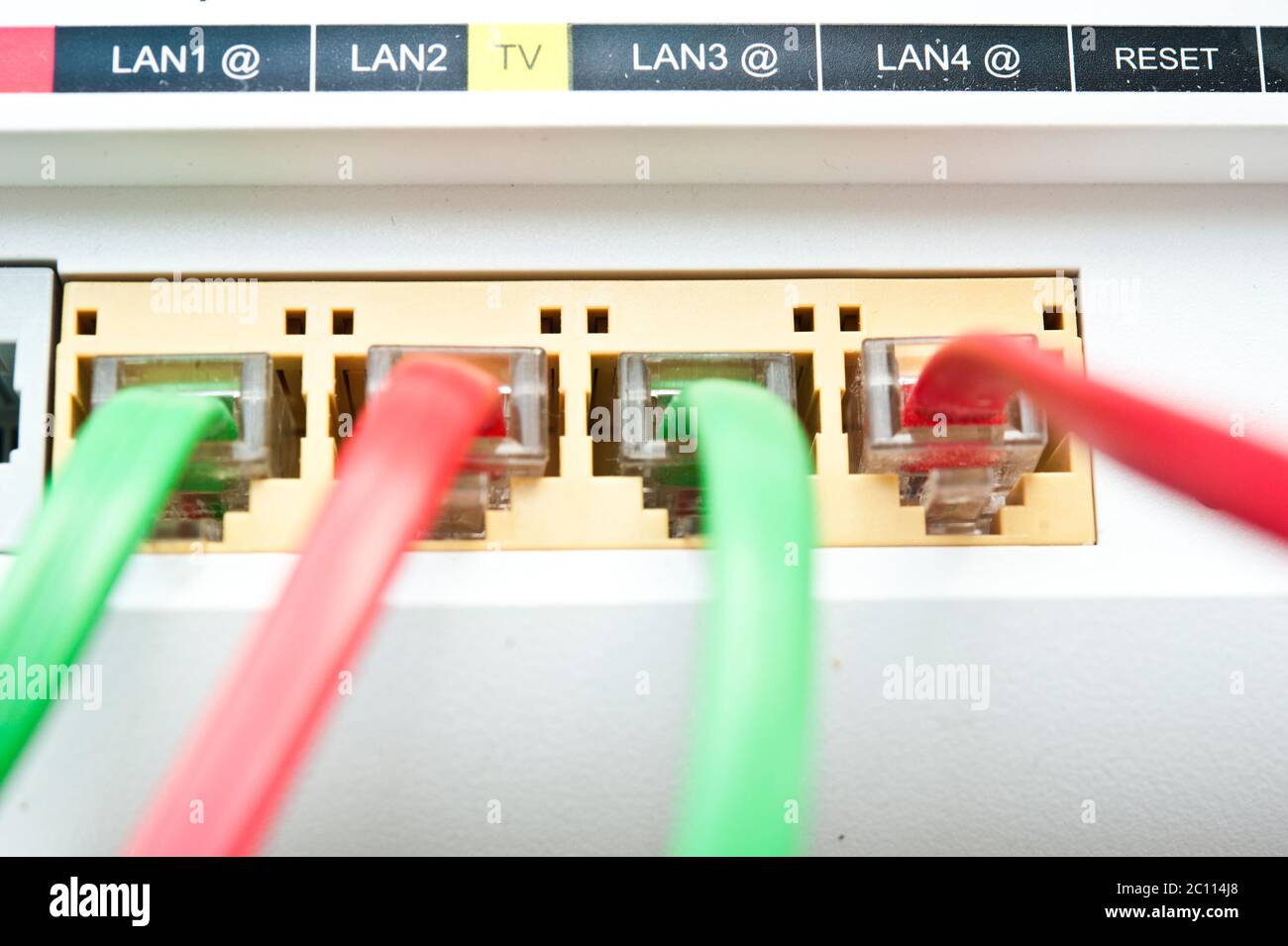Buchsen und Kabel auf der Rückseite eines Breitband-Ethernet-Routers  Stockfotografie - Alamy