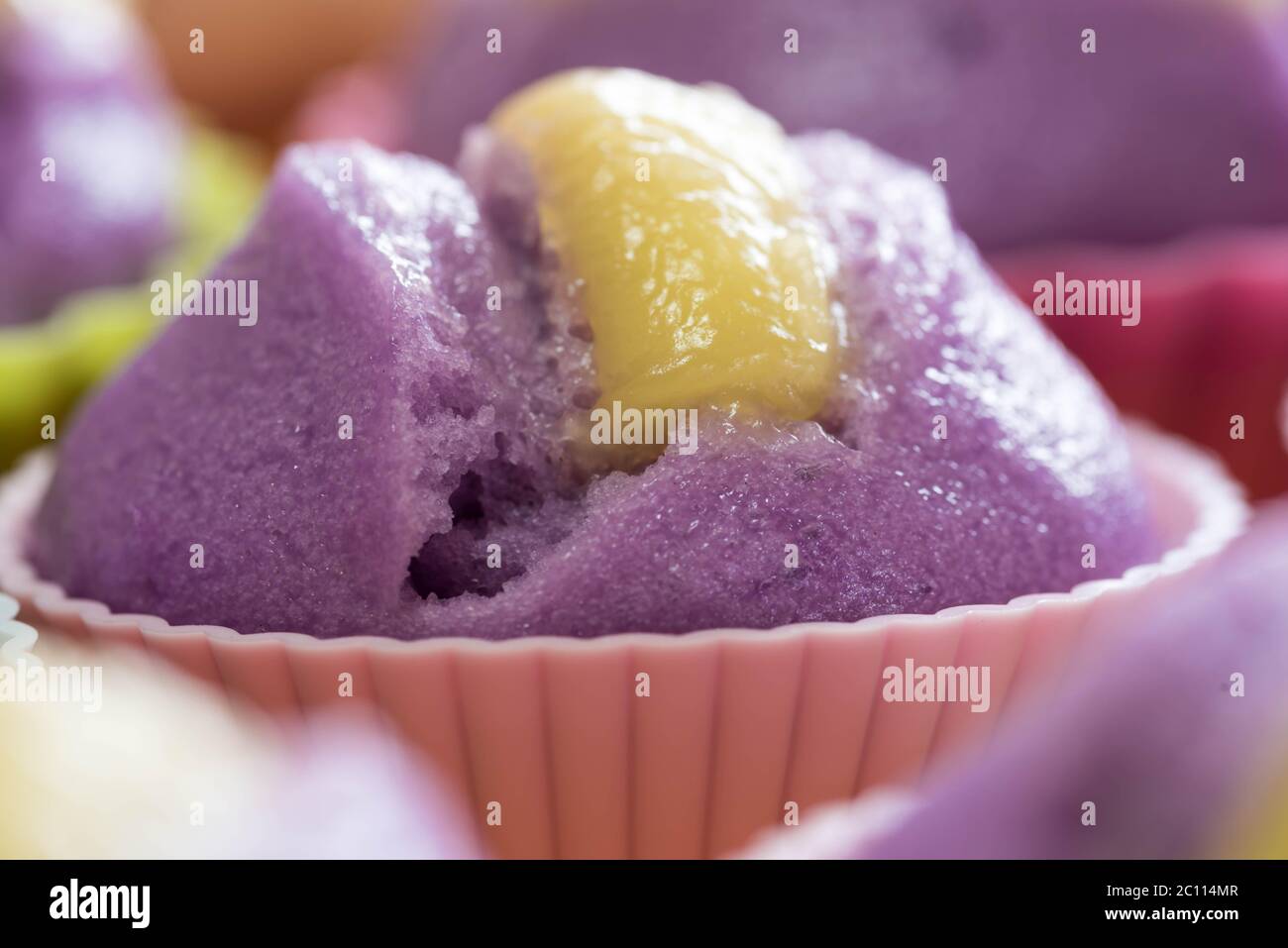 Ube Puto mit Käse.EIN philippinischer Reis Cupcake Muffin mit Rohr lila Yam Geschmack. Stockfoto