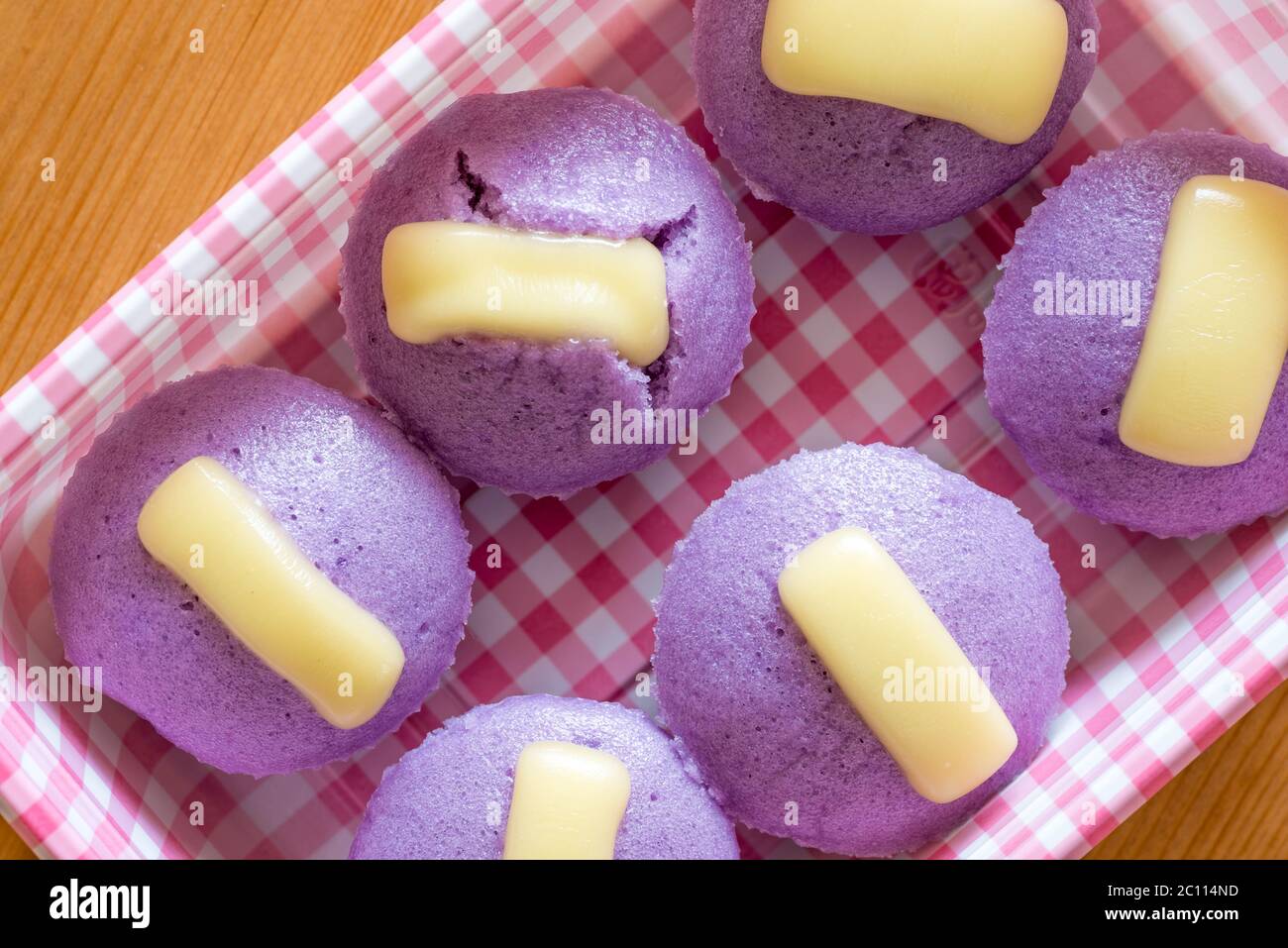 Ube Puto mit Käse.EIN philippinischer Reis Cupcake Muffin mit Rohr lila Yam Geschmack. Stockfoto