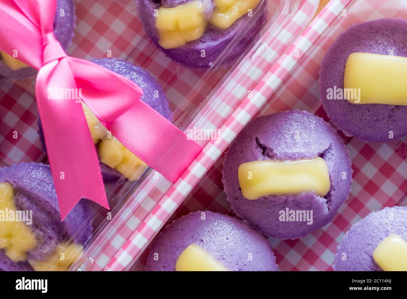 Ube Puto mit Käse.EIN philippinischer Reis Cupcake Muffin mit Rohr lila Yam Geschmack. Stockfoto