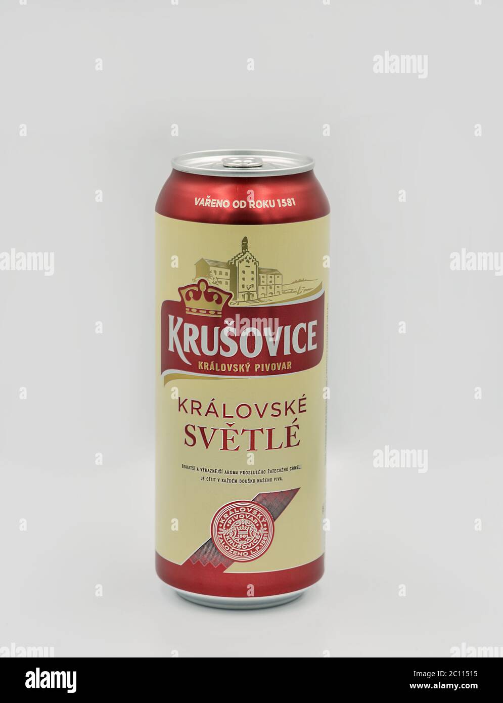 KIEW, UKRAINE - 19. MAI 2020: Studioaufnahme von Krusovice tschechisches helles Bier kann sich gegen weißen Untergrund verschließen. Die Tschechische Republik hat das höchste Bier Stockfoto
