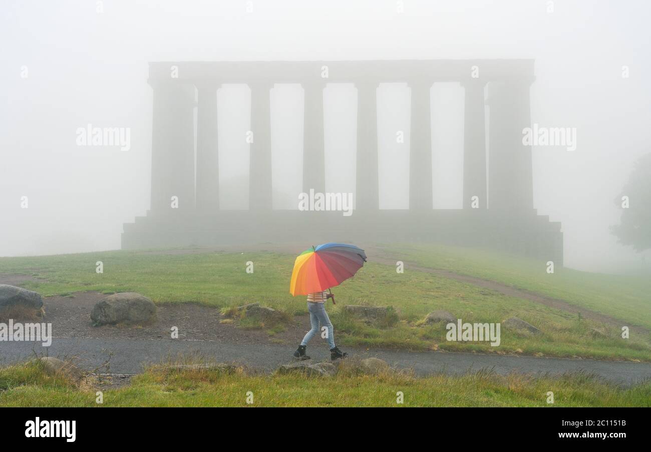 Edinburgh, Schottland, Großbritannien. 13. Juni 2020. Ein dichter Nebel, oder haar, wie es lokal genannt wird, bedeckt die Stadt und verdeckt den berühmten Touristenstandpunkt von Calton Hill. Normalerweise ist der Aussichtspunkt mit Touristen beschäftigt, doch mit dem Nebel und der Covid-19-Sperre, die fortgesetzt wird, wagten sich nur wenige Mitglieder der Öffentlichkeit heute den Hügel hinauf. Iain Masterton/Alamy Live News Stockfoto