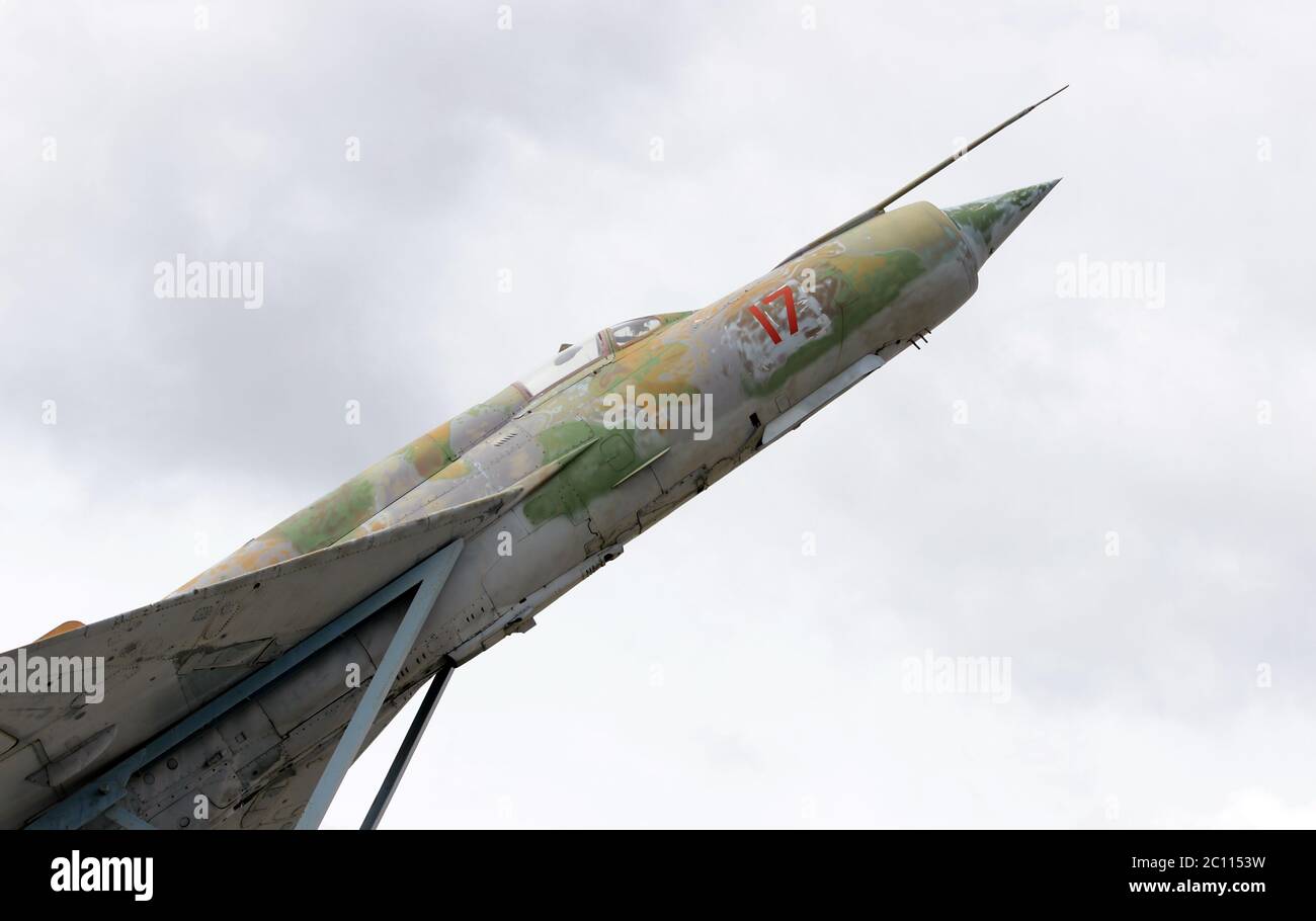 Gattschina, RUSSLAND. Das Überschallflugzeug MiG-21, das zu Ehren des Piloten Efimow in einem Gebiet gegründet wurde, wo die erste Meile Russlands war Stockfoto