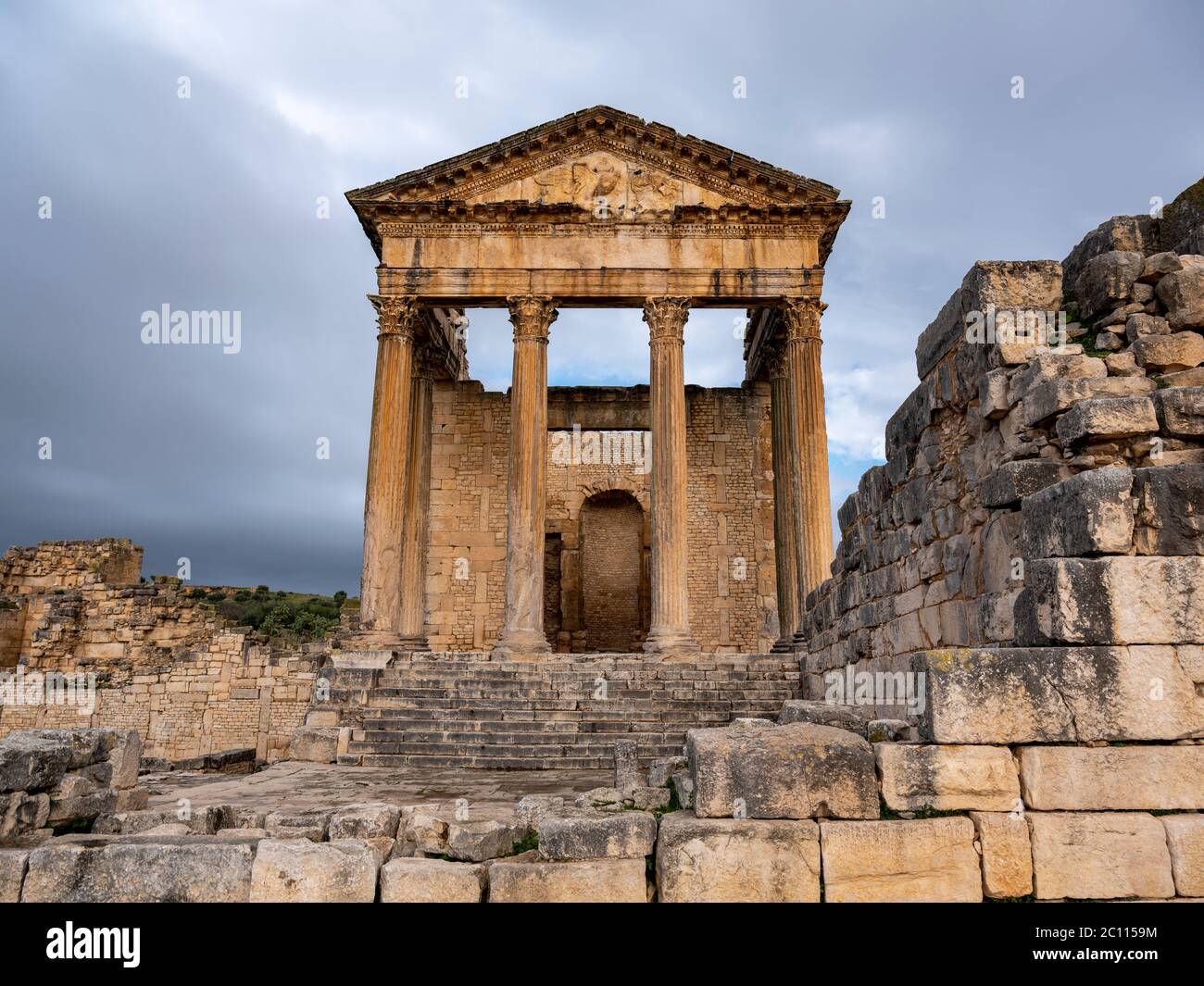 Der Tempel des Jupiter oder das Kapitol, das wichtigste stehende Gebäude der antiken römischen archäologischen Stätte von Dougga (Thugga), Tunesien Stockfoto