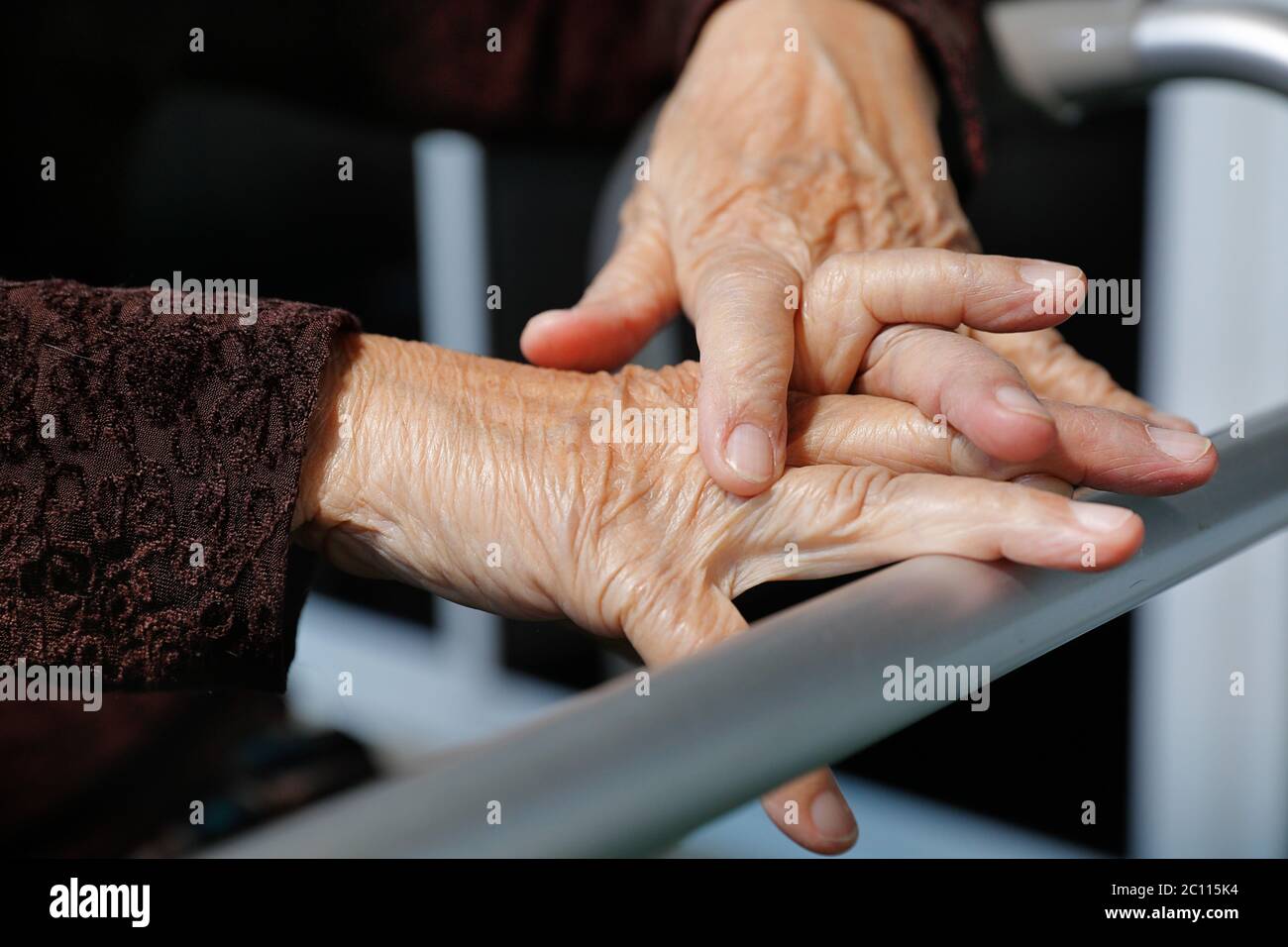 ältere Frau mit einer Gehhilfe zu Hause Stockfoto