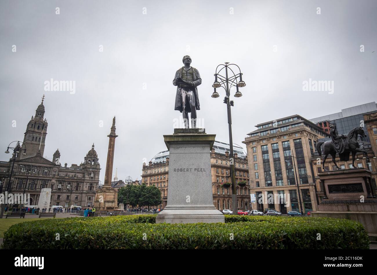 Die Statue von Sir Robert Peel, dem Premierminister, dessen Vater Verbindungen zum Sklavenhandel hatte, im George Square, Glasgow. Stockfoto