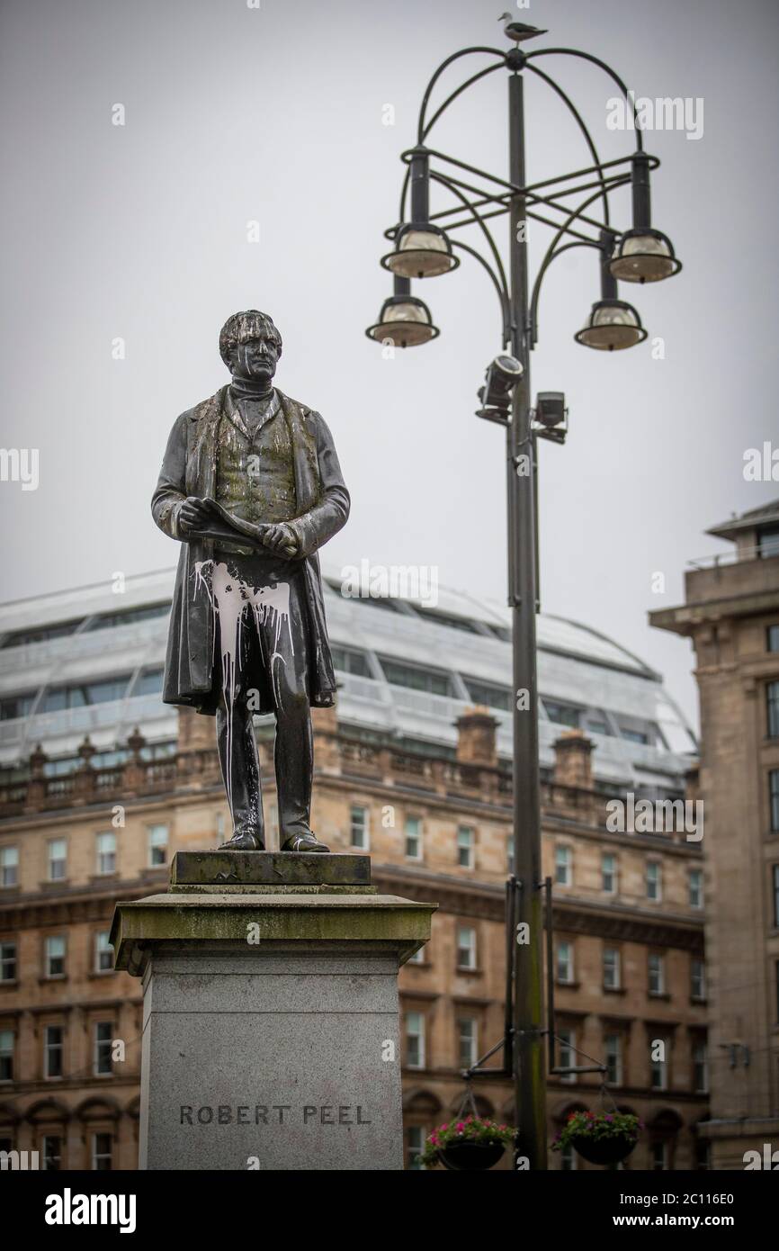 Die Statue von Sir Robert Peel, dem Premierminister, dessen Vater Verbindungen zum Sklavenhandel hatte, im George Square, Glasgow. Stockfoto