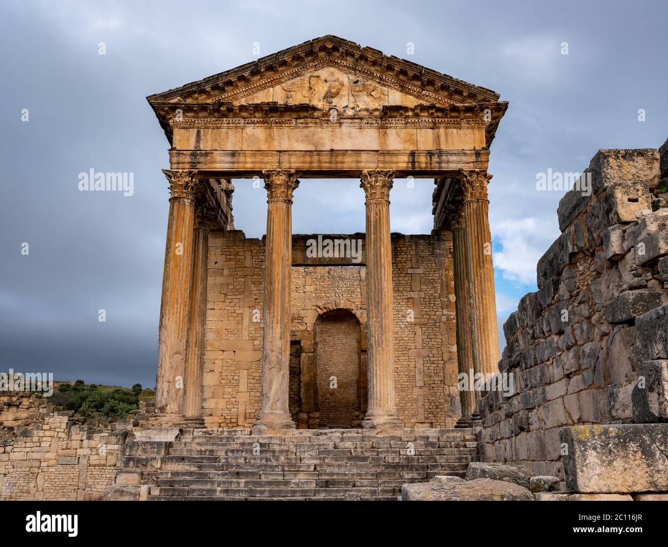 Der Tempel des Jupiter oder das Kapitol, das wichtigste stehende Gebäude der antiken römischen archäologischen Stätte von Dougga (Thugga), Tunesien Stockfoto