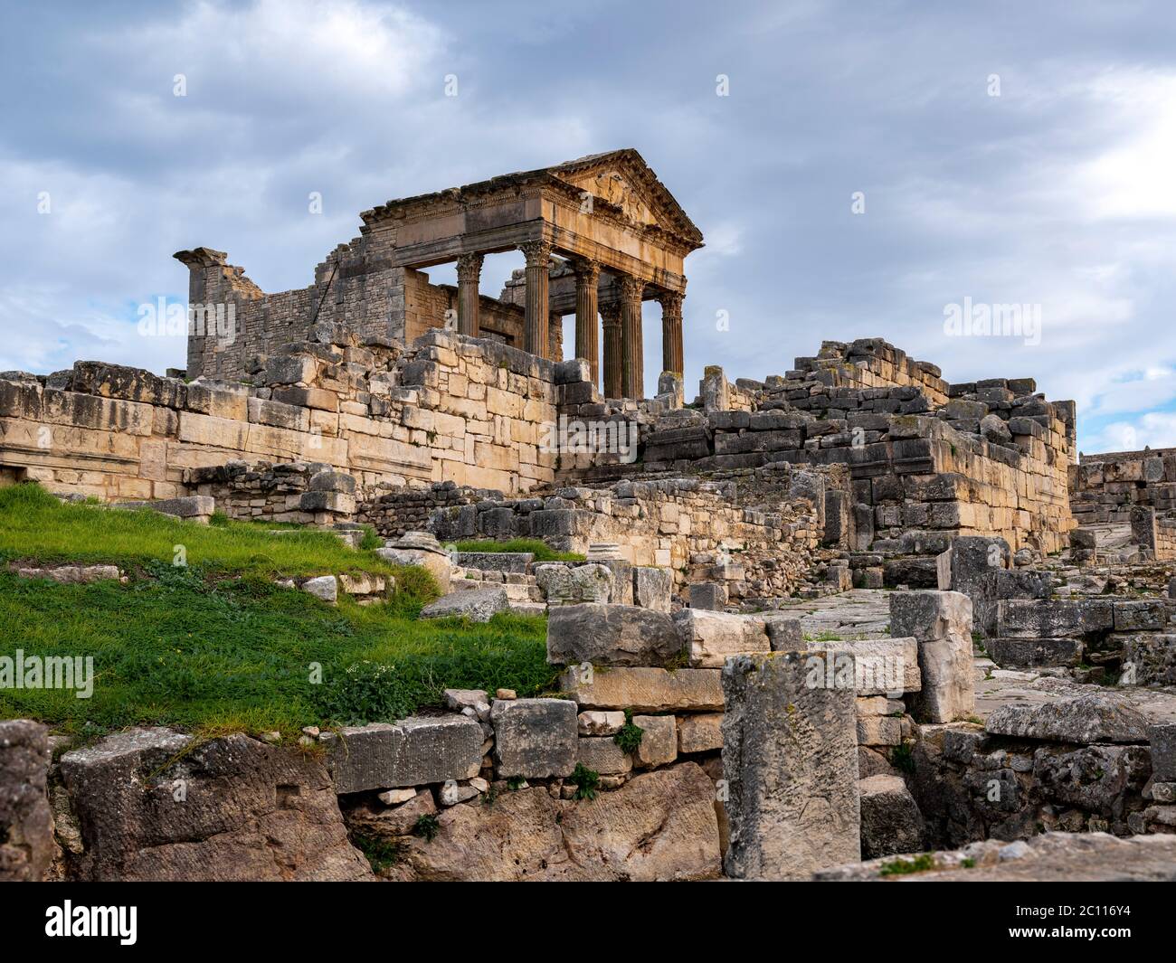 Dramatische Ansicht des Jupitertempels an der antiken römischen archäologischen Stätte von Dougga (Thugga), Tunesien Stockfoto