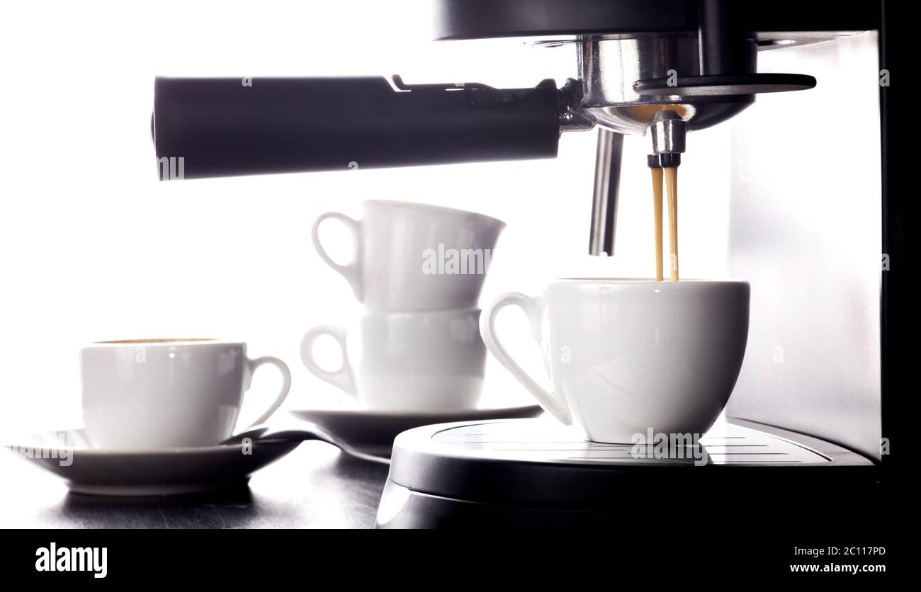 Gießen von Kaffeemaschine Espresso. Stockfoto