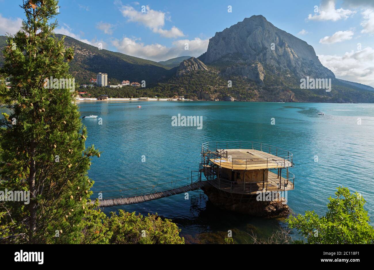 Hölzerne Pier und Mount Falcon in der Nähe von Dorf Novyi Svit auf der Krim. Stockfoto