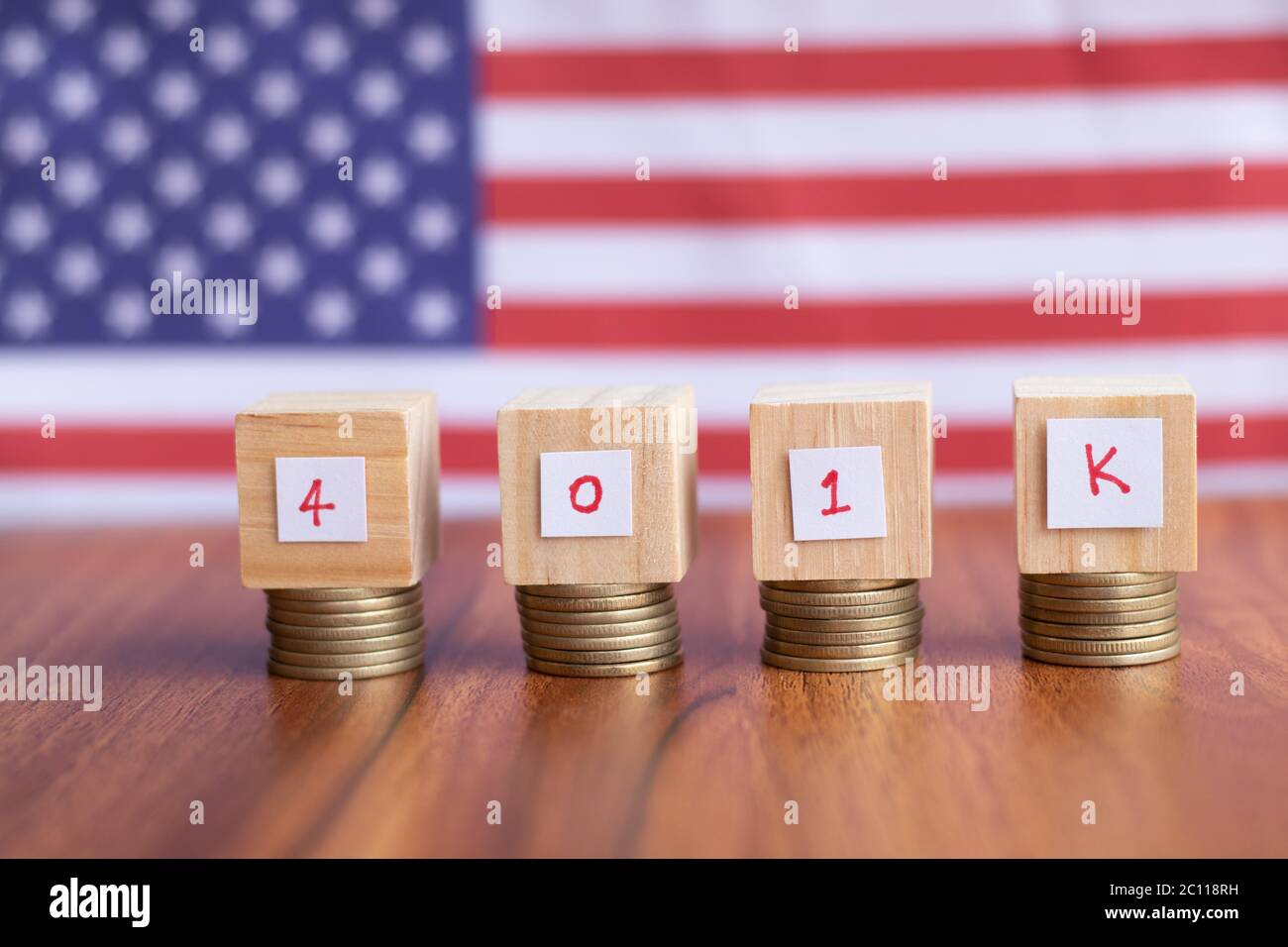 Konzept der 401k Altersvorsorge Einsparungen mit US-Flagge oder amerikanische Flagge als Hintergrund Stockfoto