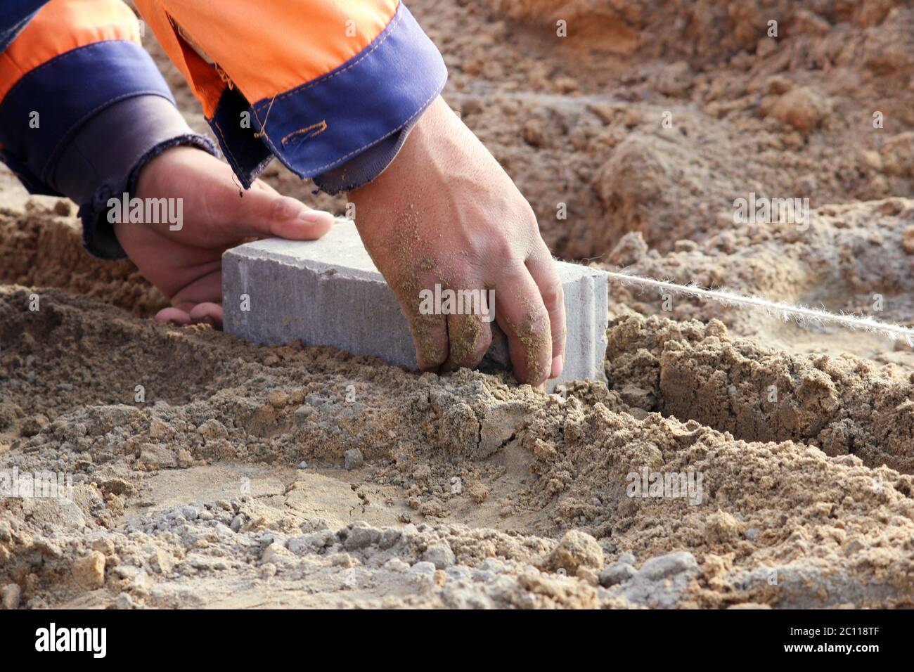 Verlegung von Pflasterplatten. Reparieren des Gehwegs Stockfoto