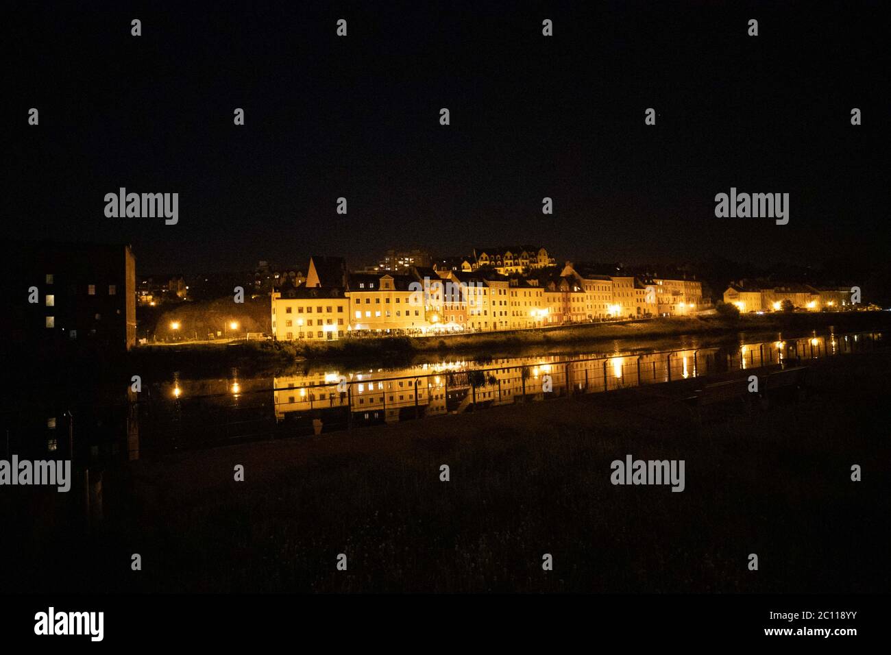 12. Juni 2020, Sachsen, Görlitz: Die Stadt Zgorzelec am Abend vor der Öffnung der Grenze zu Deutschland. Nach fast drei Monaten hat Polen am Samstagabend seine Grenzen zu allen EU-Nachbarländern wieder geöffnet. Foto: Daniel Schäfer/dpa-Zentralbild/ZB Stockfoto