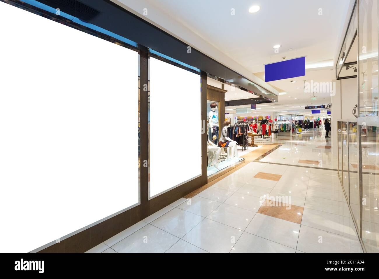Leeren Flur mit riesigen Reklametafeln in Shopping Mall Stockfoto