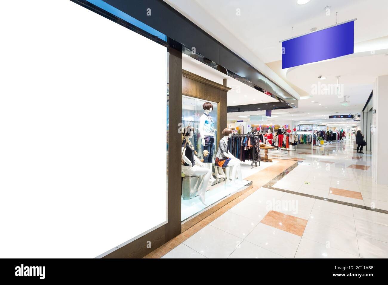 Leeren Flur mit riesigen Reklametafeln in Shopping Mall Stockfoto