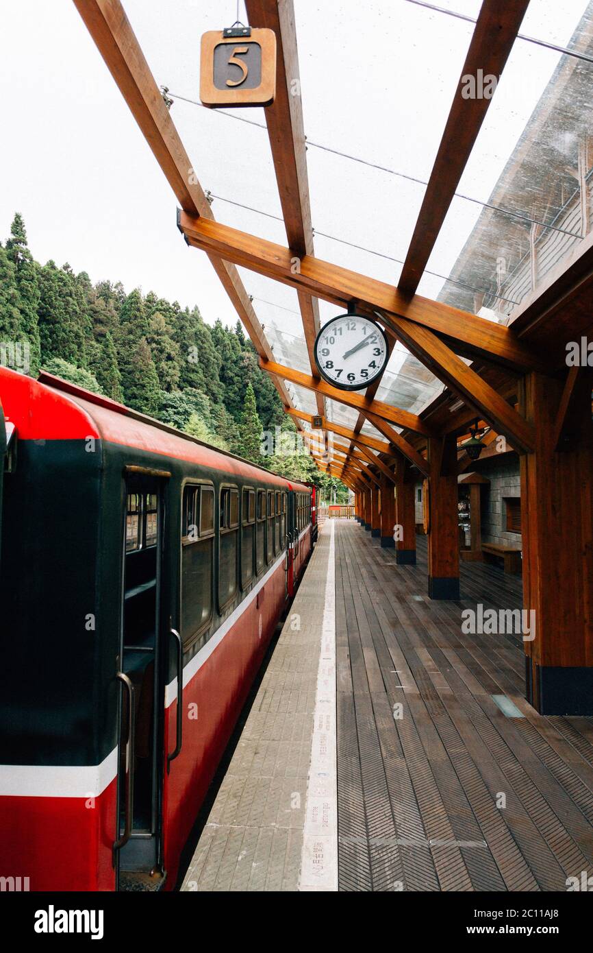 Alishan, Taiwan, 20. Juni 2019: Zug am Bahnhof Alishan Forest Stockfoto