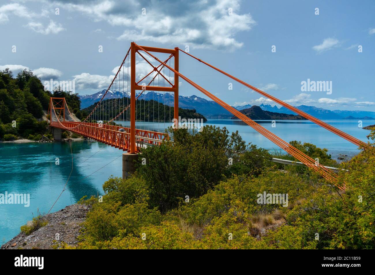 Carretera Austral rote Brücke über den Glacial See in Patagonien Stockfoto