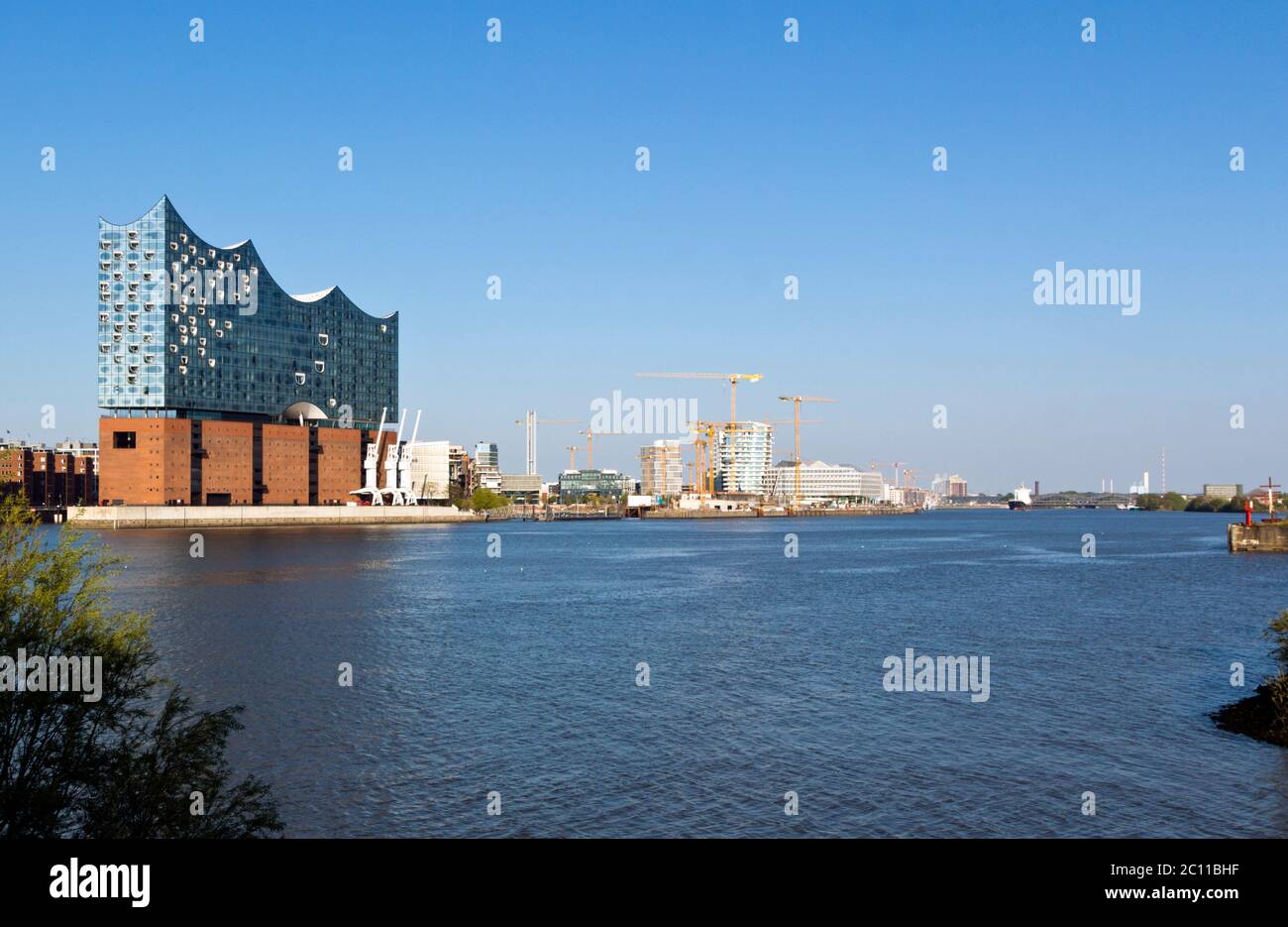 Blick über die Elbe Richtung Elbphilharmonie, Hamburg Stockfoto