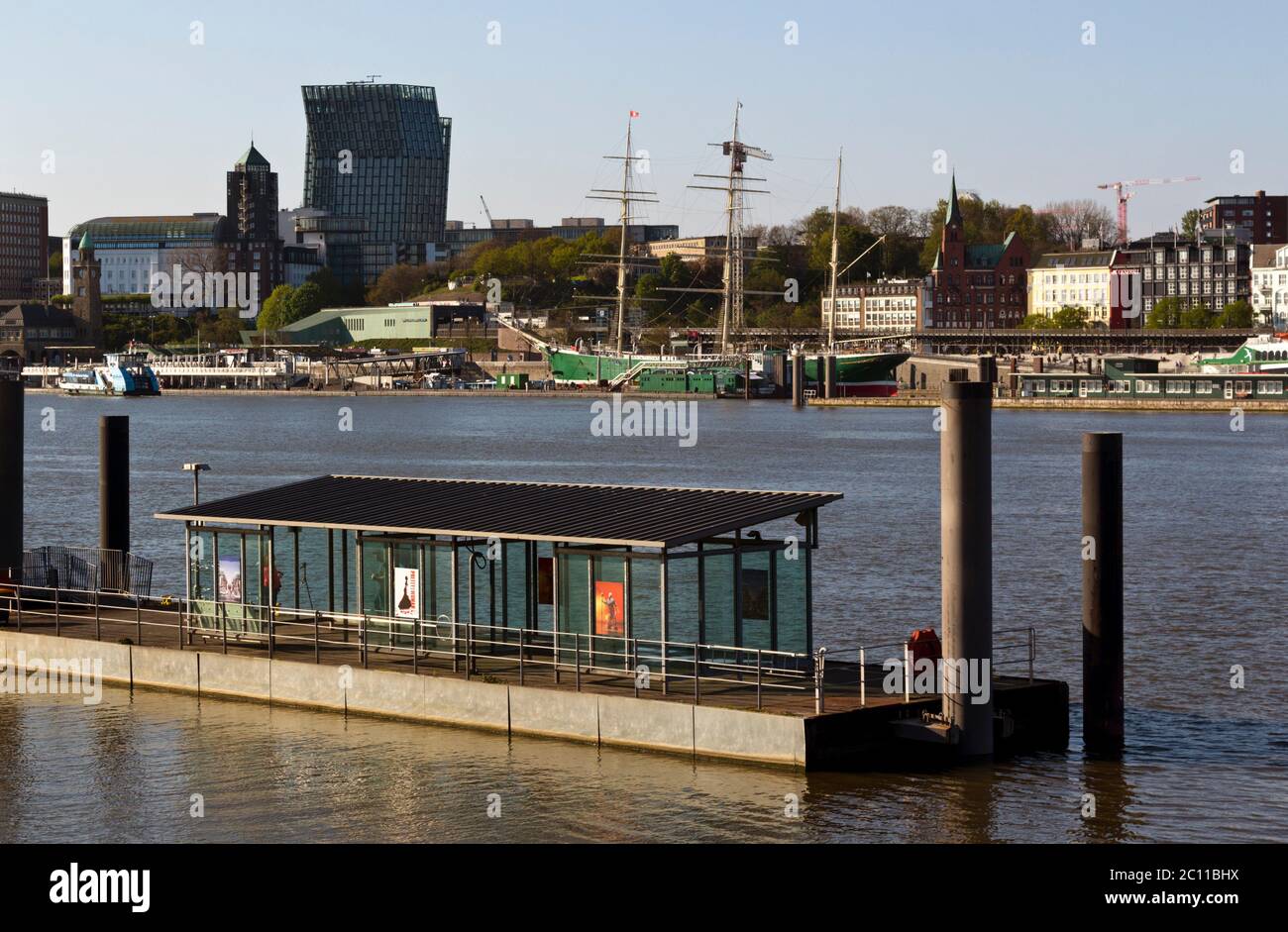 Blick über die Elbe zum Museumsschiff Rickmer Rickmers, Hamburg Stockfoto