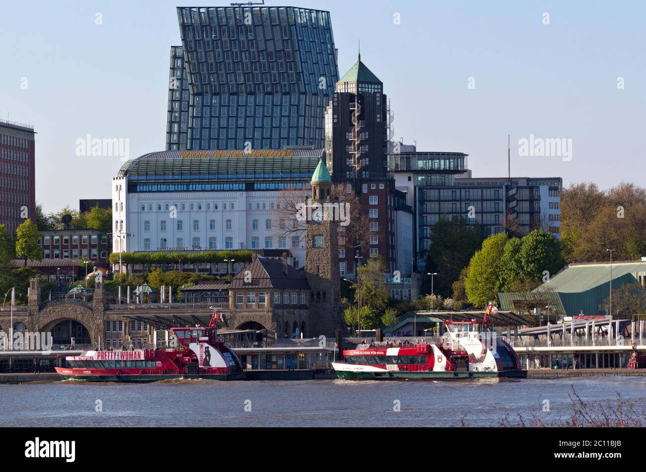 Blick über die Elbe Richtung Hotel Hafen Hamburg, Hamburg Stockfoto