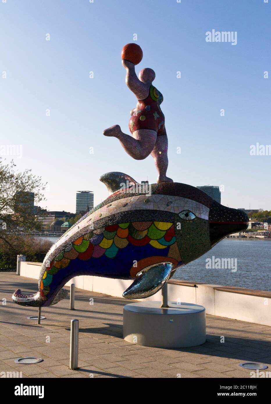 Nana auf einem Delfin, am Ufer der Elbe, Hamburg, Deutschland Stockfoto