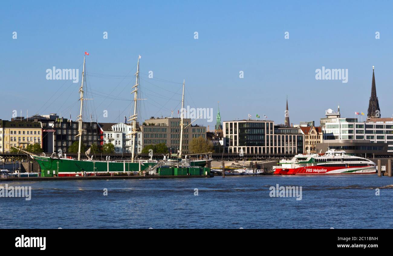Blick über die Elbe zum Museumsschiff Rickmer Rickmers, Hamburg Stockfoto