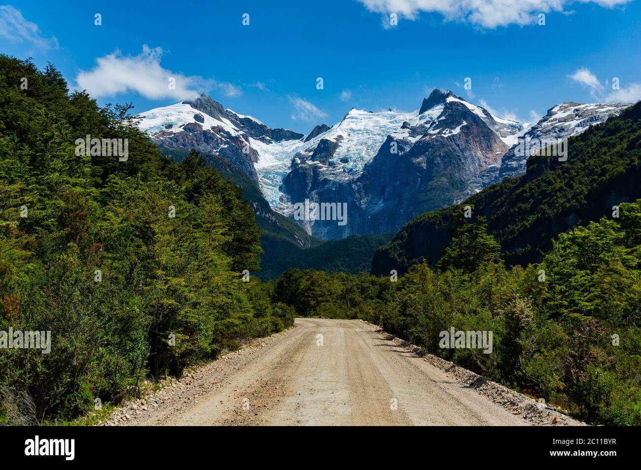 Schotterstraße nach Glaciers in Patagonien Stockfoto