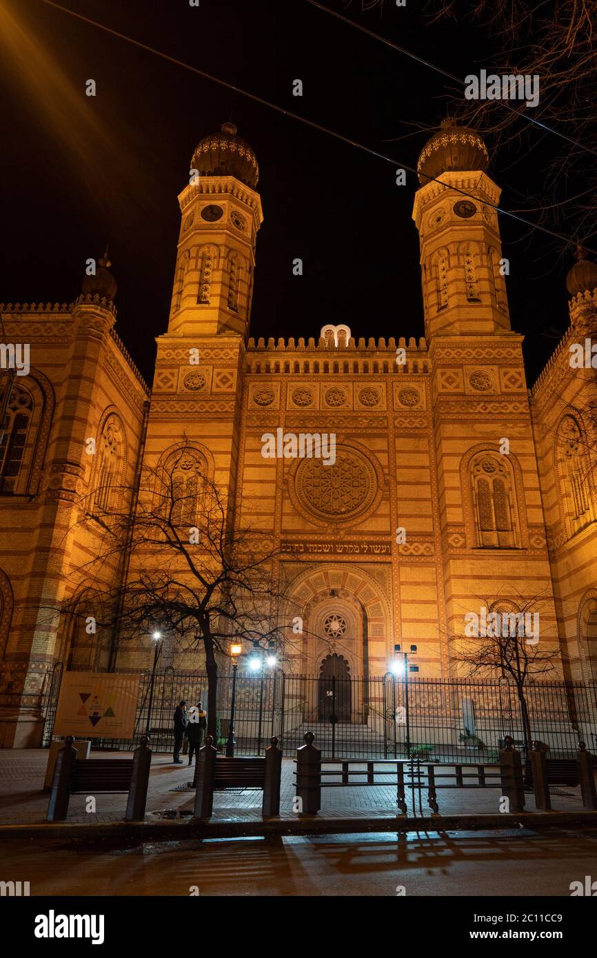 Budapest, Ungarn - 10. Feb 2020: Fassade der Dohany Street Synagoge in der Nacht mit Lichtern auf der Budapester Innenstadt Stockfoto