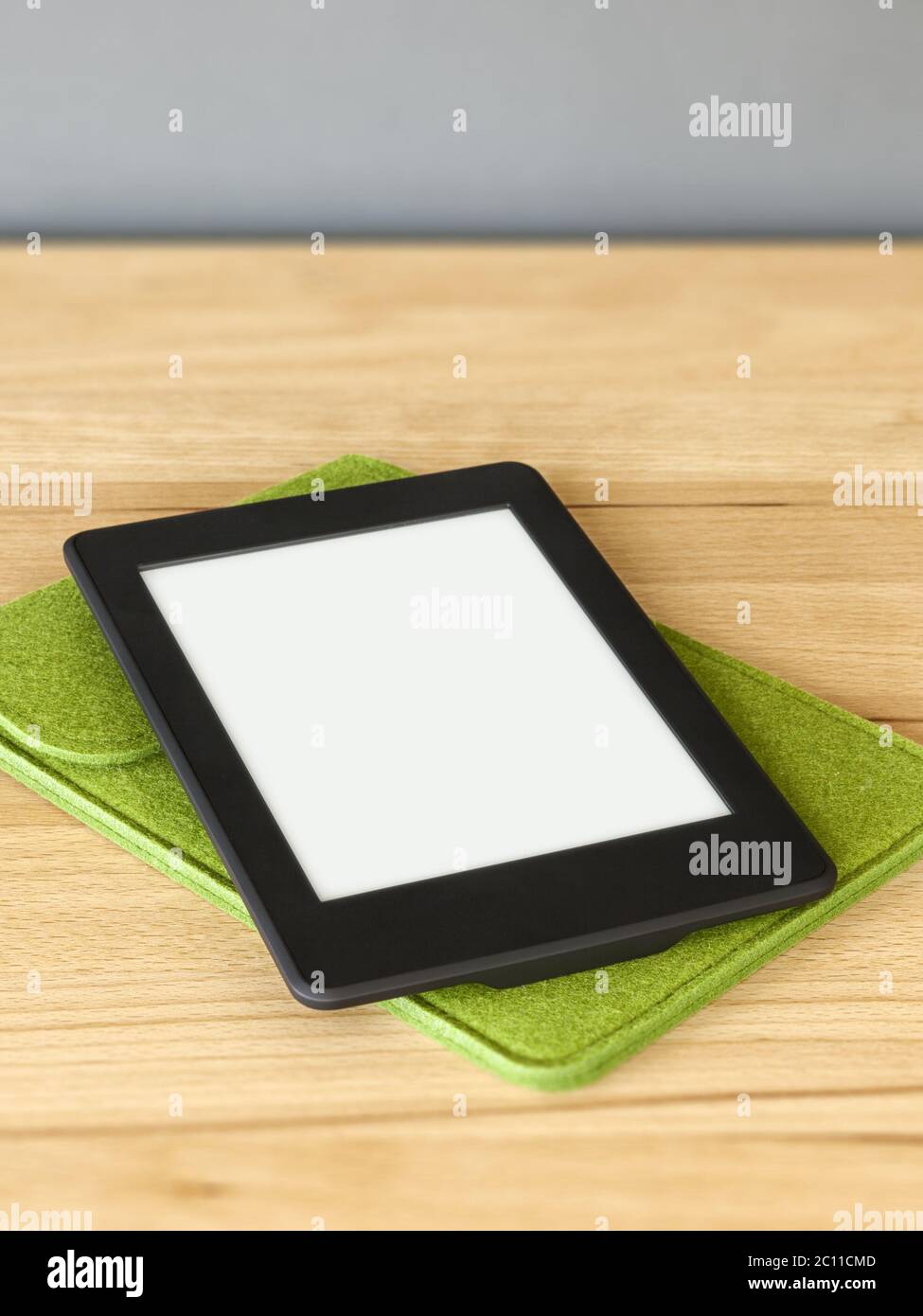 Ebook-Reader auf einem Holztisch Stockfoto
