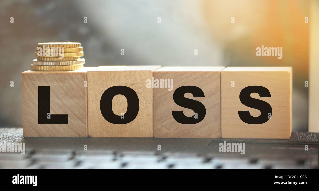 Holzwürfel mit WORTVERLUST auf Holztisch. Finanzielle Verluste oder unrentable Geschäfte Ventures Konzept Stockfoto